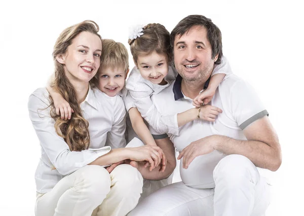家庭画像: 父母与女儿和儿子在白色背景 — 图库照片