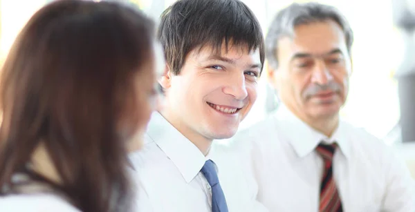 Close-up. professionele team bespreken financiële grafieken . — Stockfoto