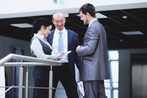 Empleados están hablando en el vestíbulo de la oficina — Foto de Stock