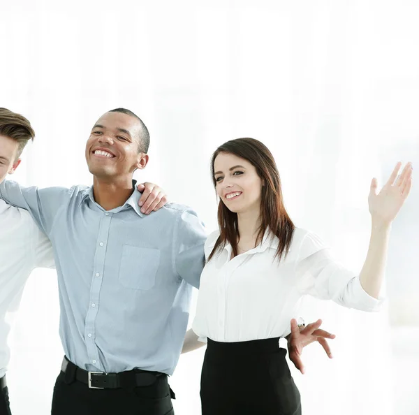 Ritratto di un felice team di lavoro sullo sfondo dell'ufficio — Foto Stock