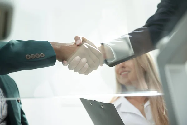 Dolní view.closeup obchodních partnerů handshake — Stock fotografie