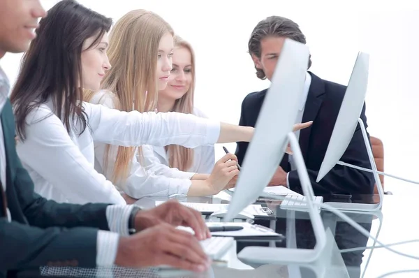 Team di professionisti che lavorano in un ufficio moderno — Foto Stock