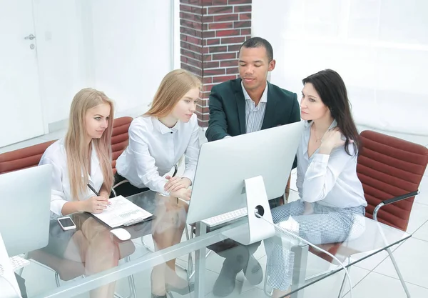 Gerentes exitosos discutiendo nuevo proyecto de negocio en oficina moderna — Foto de Stock