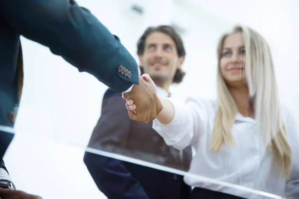 Joven mujer de negocios estrechando la mano con el inversor . —  Fotos de Stock