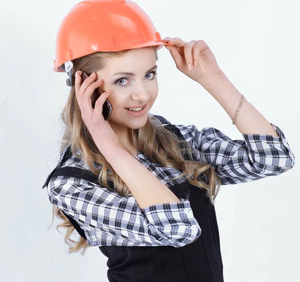 Jovem engenheiro falando no telefone móvel — Fotografia de Stock