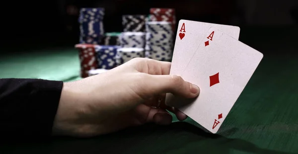 Fechar. fichas de casino e cartas de jogo na mão dos jogadores . — Fotografia de Stock