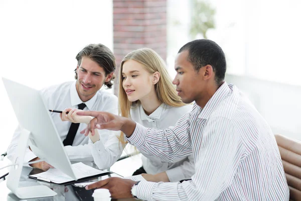 Equipe de negócios discutindo informações da Internet — Fotografia de Stock