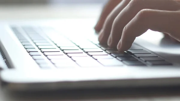 De cerca. hombre de negocios escribiendo en el teclado portátil —  Fotos de Stock