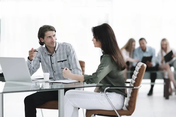 Gerente prepara el contrato con el cliente — Foto de Stock