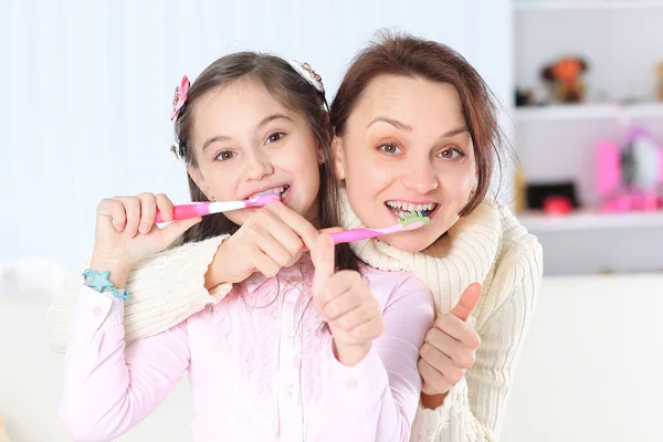 ママと娘のコピー スペースと自分の teeth.photo を磨く — ストック写真