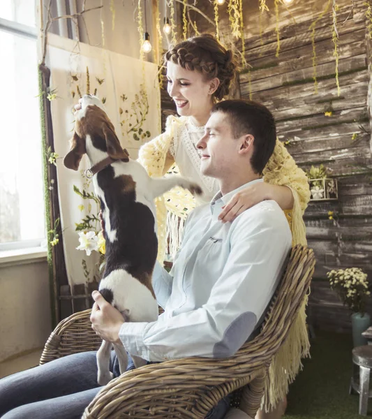 Portré a boldog pár-a kisállat-ban élő szoba — Stock Fotó
