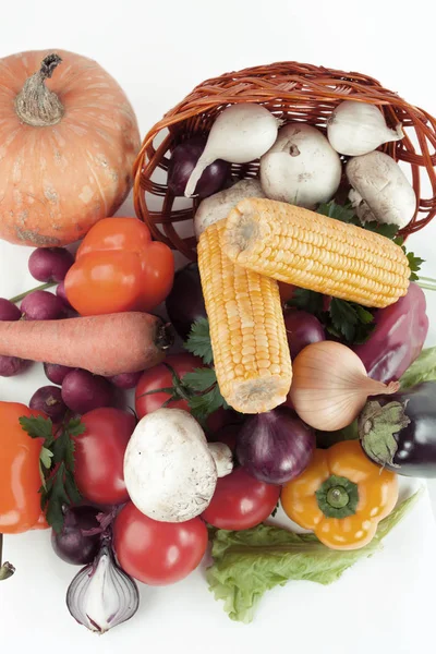 Closeup.a variedad de verduras frescas en un baske de mimbre — Foto de Stock