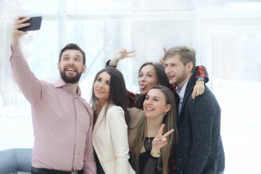 yaratıcı iş grubu selfies modern bir ofiste alır.