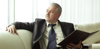 office kanepede oturan Pano ile dalgın işadamı