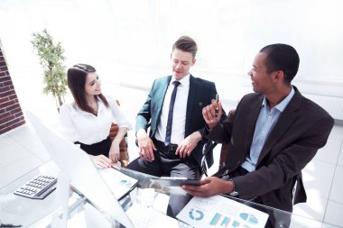 iş ile tartışan işadamı finansal belgeler takım.