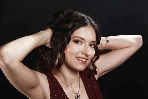 Retrato de mujer hermosa en vestido rojo posando para la cámara —  Fotos de Stock