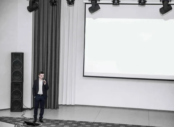 Redner bei Business-Konferenzen, die vor dem Board für Business-Präsentationen stehen — Stockfoto