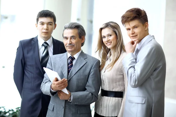Ritratto del moderno team di lavoro su sfondo ufficio — Foto Stock