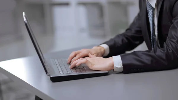 De cerca. Hombre de negocios escribiendo en el portátil. personas y tecnología — Foto de Stock