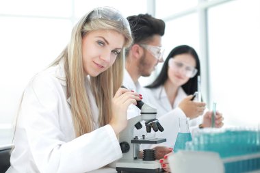 yakın çekim. bir grup bilim adamı araştırma modern bir laboratuvar kuralları