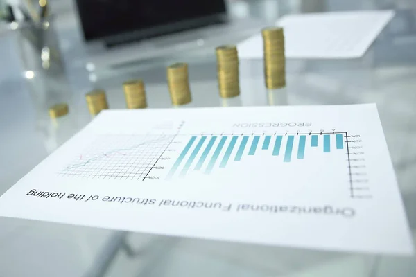 Ekonomiskt diagram och staplar av mynt på kontoret Skrivbord — Stockfoto