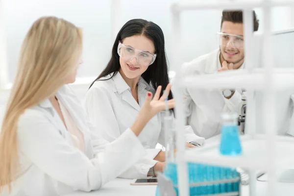 Close up.un equipo de científicos discutir los resultados de los experimentos — Foto de Stock