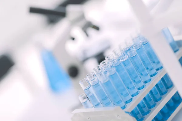 De cerca. tubos de líquido azul en el laboratorio de ciencias — Foto de Stock