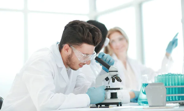 남자 과학자는 실험실에서 현미경을 사용 한다 — 스톡 사진