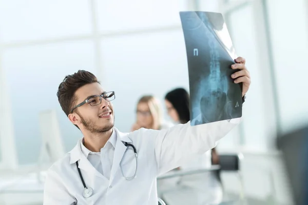 Mutlu doktor radyoloji uzmanı röntgene bakar. — Stok fotoğraf
