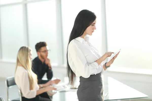 Mujer de negocios utiliza tableta digital mientras está de pie cerca de la oficina De — Foto de Stock