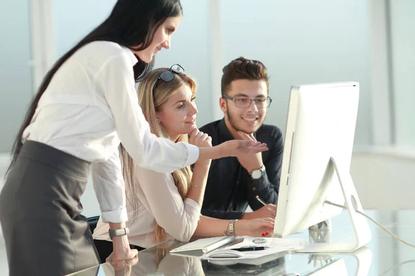 Equipo de compañeros de trabajo trabajando en un nuevo proyecto de startup en una oficina moderna — Foto de Stock