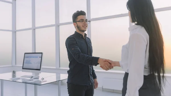 Welkom handdruk van mensen uit het bedrijfsleven in het kantoor. — Stockfoto