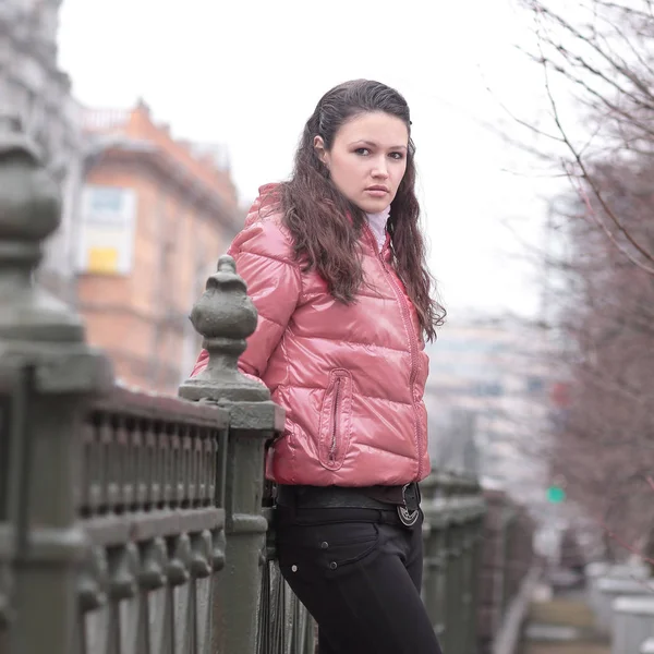 Jovem mulher de pé em uma ponte na cidade — Fotografia de Stock