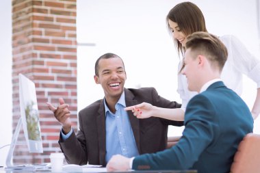 Kullanım bilgileri analiz etme, onların masada oturan iş takım