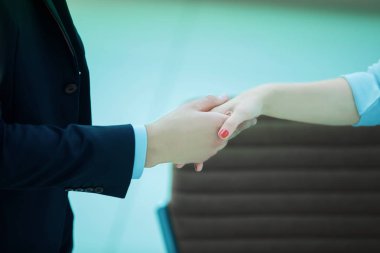 bir iş adamı ve iş kadın portre .welcoming el sıkışma