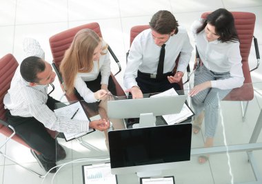 İş ekibi iş belgesini tartışıyor. İş konsepti..