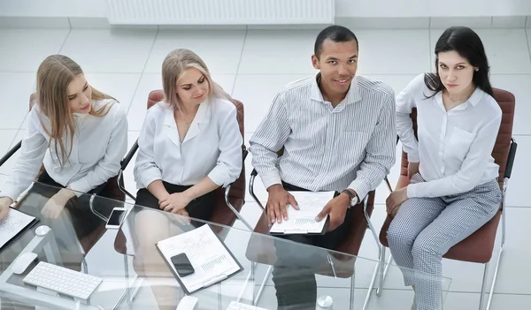 Equipo profesional de negocios en una reunión de trabajo en una oficina moderna — Foto de Stock