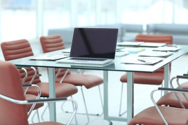 açık bir işadamı masanın üstünde Laptop