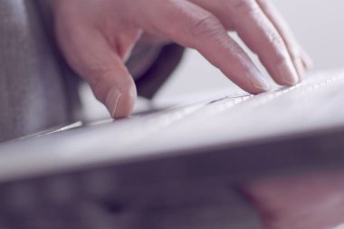 up.Hand işadamı dizüstü keyboard.isolated bulanık arka plan üzerinde üzerinde kapatın