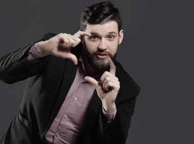 modern iş adamı sandalyenin arkasında bir çerçeve jest yapar