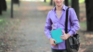 bir şehirde Park başarılı öğrenci adam portresi