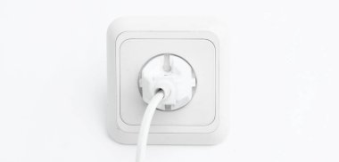 beyaz zemin üzerinde bir elektrik outlet.isolated takın.