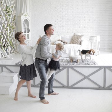 sevgi dolu anne kızı yatak odasında oynamak.