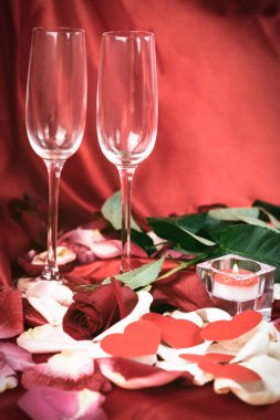 şenlikli bir arka planda mum ve gül yaprakları