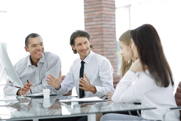 Chefen håller ett möte med det business-teamet — Stockfoto