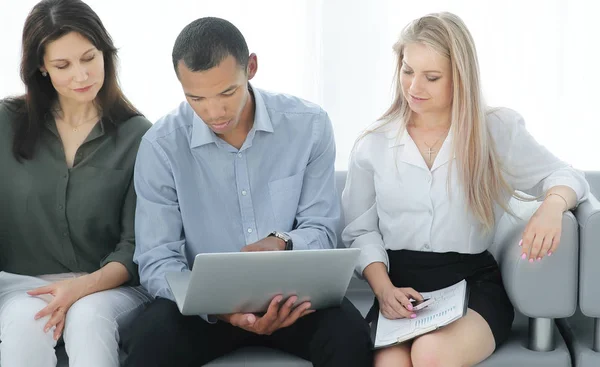 Equipo de negocios con portátil durante un descanso de trabajo — Foto de Stock