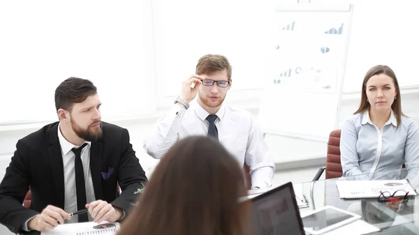 Hombre de negocios celebra una reunión de trabajo con el equipo de negocios.foto con espacio para copias — Foto de Stock