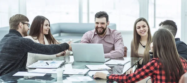 Handshake parceiros financeiros e equipe de negócios no local de trabalho — Fotografia de Stock