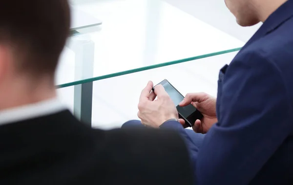 Sluit up.businessman te typen op een smartphone. mensen en technologie — Stockfoto