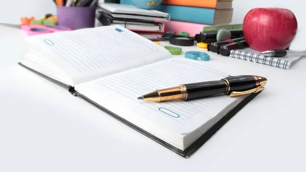 Στενό up.notebook, στυλό και σχολείο προμήθειες απομονωθεί σε λευκό background.photo με αντίγραφο χώρου — Φωτογραφία Αρχείου